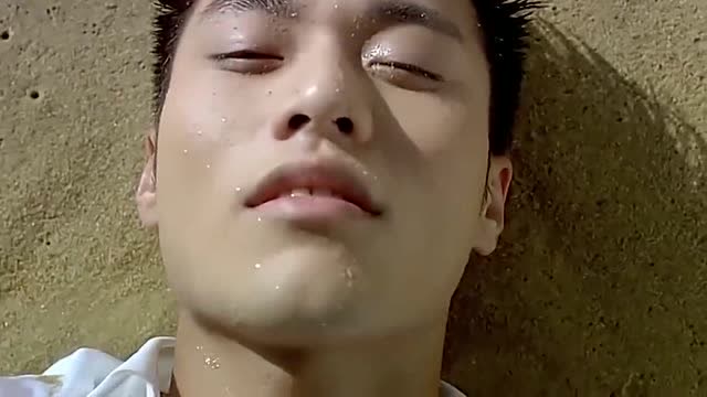 美女救下溺水的帅哥,给他做人工呼吸,却被当成色魔