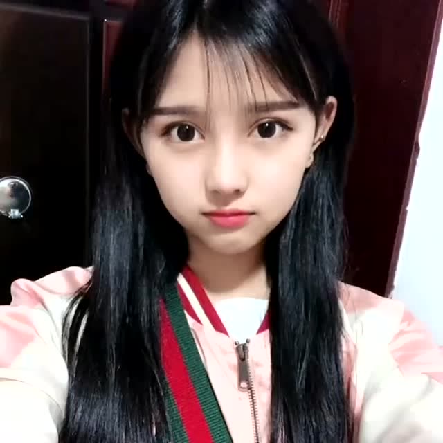 小姐姐秀自拍,她那小虎牙看着真可爱