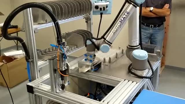 机器人可以自动拧螺丝 给人们带来不少便利!