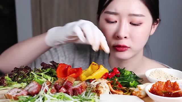 韩国美女大胃王吃烟熏培根,满满一桌子吃不完,超满足!