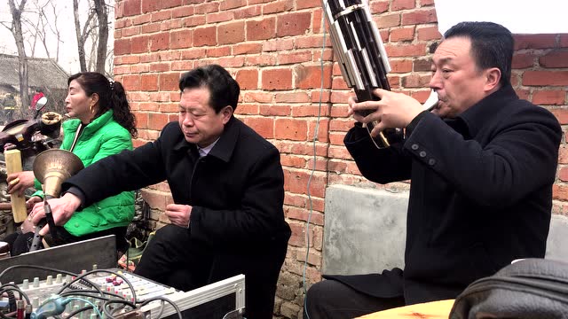河南唢呐吹奏经典歌曲《父亲》,大叔吹得有滋有味,听着很感人