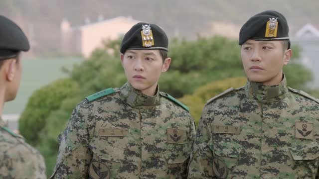 战友激动抱着柳时镇和徐大荣,一听说要写报告,直接把手甩开了