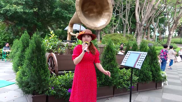 街头歌手刘冰冰深情演唱一首老歌《恨你不回头》好听