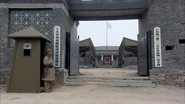 先生带上关二爷的大礼,让鬼子看得着迷,直接改变主意