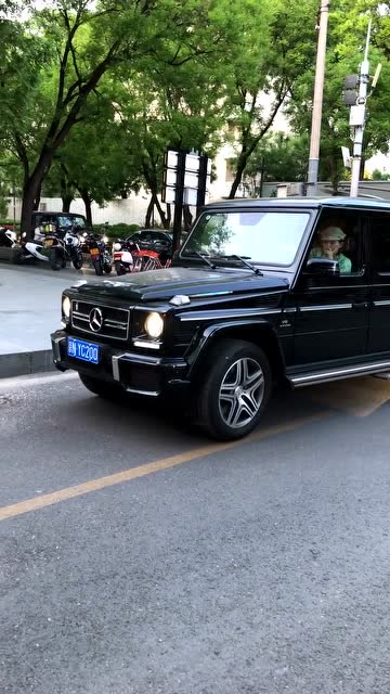 还是小姐姐单手开大g略显霸气,真是美貌与智慧并存啊