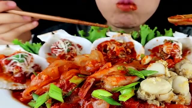 美女吃海鲜大餐