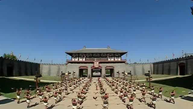 古时士兵的操练,看上去有模有样的,还不错啊