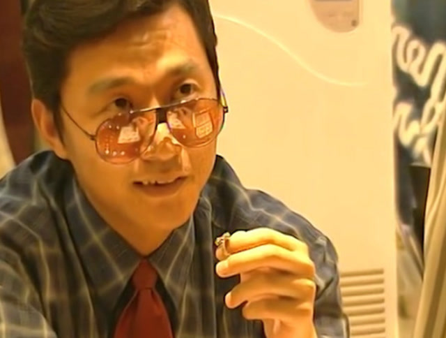 张世豪去金铺踩点,不料吓到服务员,张世豪:放心,我不是来打劫