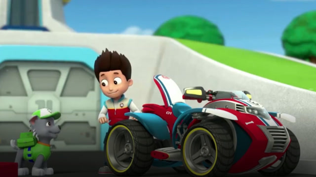 莱德在保养沙滩车,灰灰主动帮忙,真是要好的小伙伴