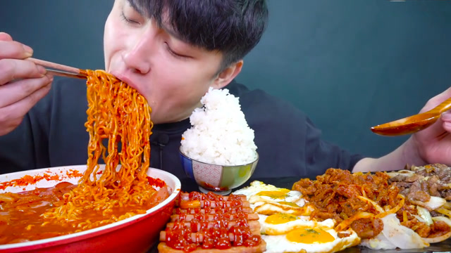 韩国小哥吃播超辣泡面,狼吞虎咽大口吃,网友:你多久没吃东西了
