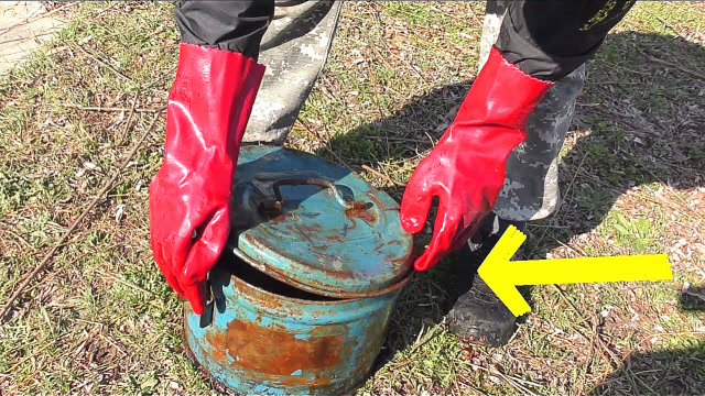 小伙在水闸附近捞上来一个铁桶,打开一看,顿时气不打一处来