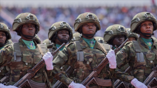 卢旺达举行阅兵式 解放军仪仗大队指导"踢正步" 全场呼声不断
