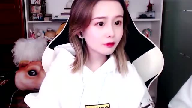 轩墨和女友争发卡, 帅哥瞬间变萌妹,女朋友的声音也好甜