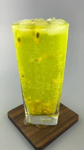 给大家提提神   食材:冰块 芬达 红牛 百香果