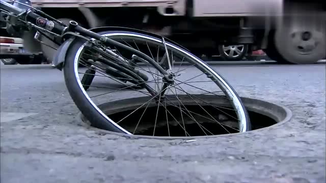 农村姑娘心肠真是好,看见井盖被偷,第一时间找筐盖上!