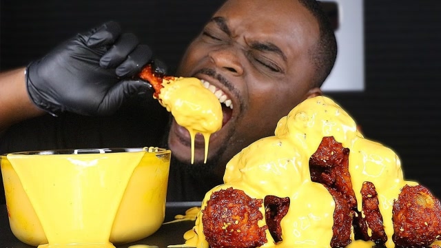 黑人小哥挑战芝士炸鸡,满满一盆芝士爆口瞬间,让人欲罢不能!