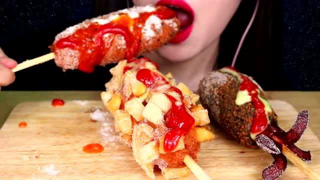 美女姐姐吃网红热狗棒,成功拉丝吃的好香