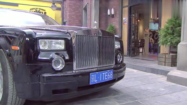 有钱人的保镖开着豪车到店门口,结果自己是骑着单车过来