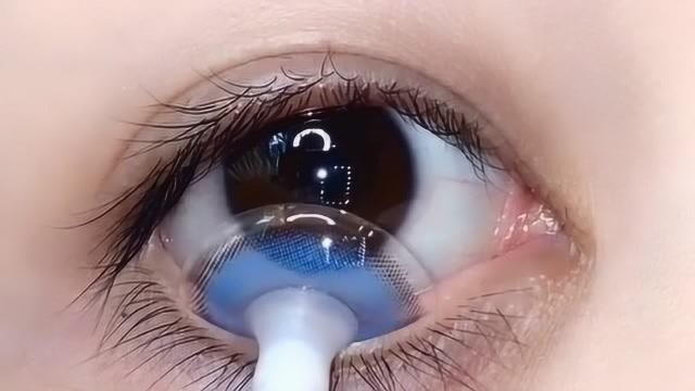 全眼美瞳到底有多恐怖?女孩作死尝试,戴上后太恐怖!