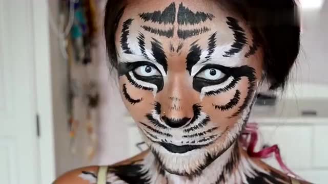 把自己人体彩绘成老虎,这个小姐姐的模样,你们觉得像老虎吗?
