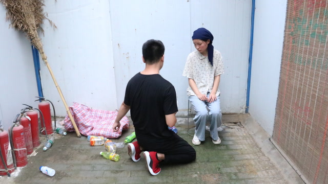 母亲给儿子准备15万彩礼,儿子回家看母亲,见到母亲他跪地认错