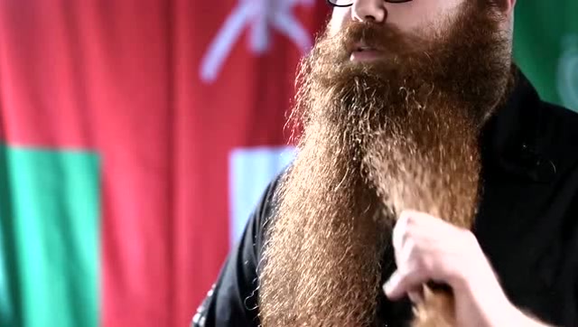 大叔展示留了10年的长胡子,扎成小辫后,看着好喜感!