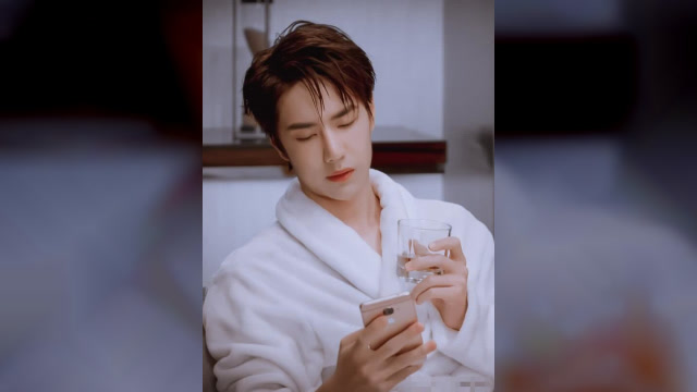 王一博穿浴袍玩手机被抓拍,谁注意他的迷之表情?网友:太上头了