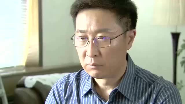 正午阳光:康民生心事重重的,一个人坐在那里,也不知道在想什么