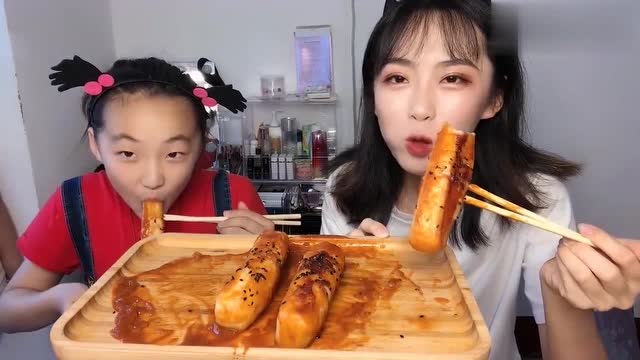 美女直播吃麻辣香肠,看着还不错,是我向往的生活