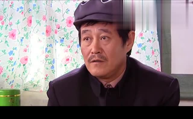 彪哥一脸得意,拿着北大仓酒十分自豪:这就是北大枪,枪酒!