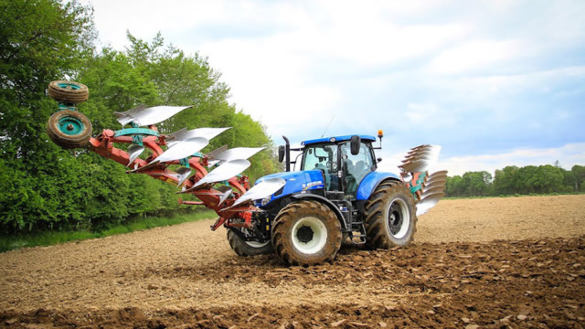 看看美国的犁地机,一小时耕地105亩,这才是大型机械!