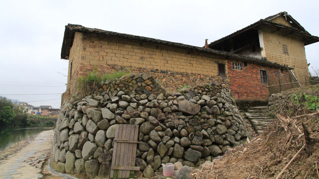 村里荒凉的小坟包,竟埋葬着一位大人物,全村为其守墓4700年