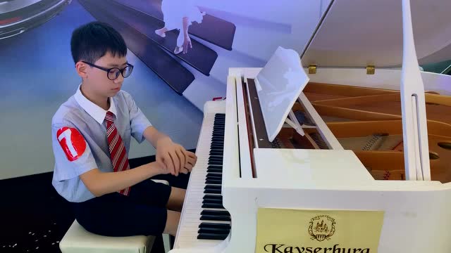 刘泽凯 13岁 参赛曲目《彩云追月》