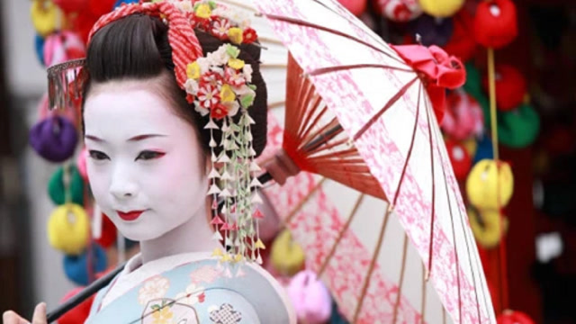 日本舞姬化妆用"白漆"涂脸,刷脸如刷墙,这能不长痘吗?