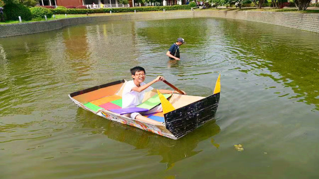 小伙亲自尝试,用纸能折叠载人小船一起来见识下,不得不佩服!