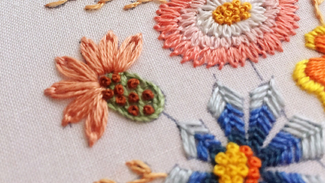 手工刺绣——春花烂漫5,格子钉线绣和法结绣,绣出立体感的花朵