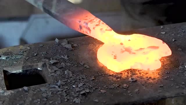 老师傅拿来一根铁棒,烧红后愣是给锤出一个枫叶形状!