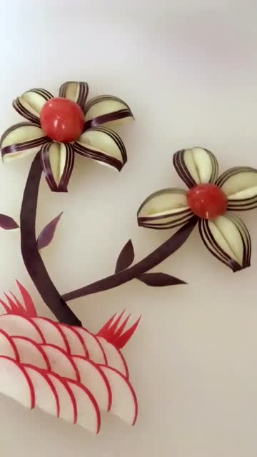 老板让更新雕花作品,小哥用茄子制作摆盘画,照样能够那么好看