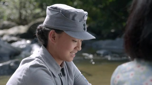 《天涯浴血》阿玉聊着以往,却没想到阿梅却想到了以前牺牲的战友