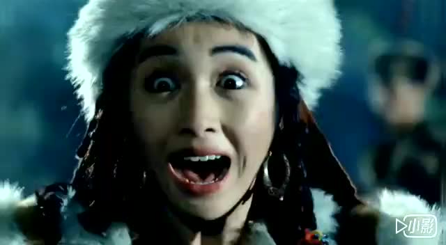 林正英在树林遇到红袍火女鬼,英叔用大宝剑对付女鬼!