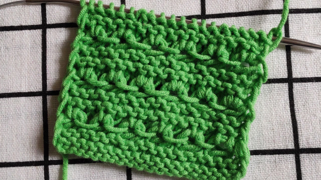 棒针小菊花花型,编织简单,适合编织厚实保暖的套头和外套毛衣