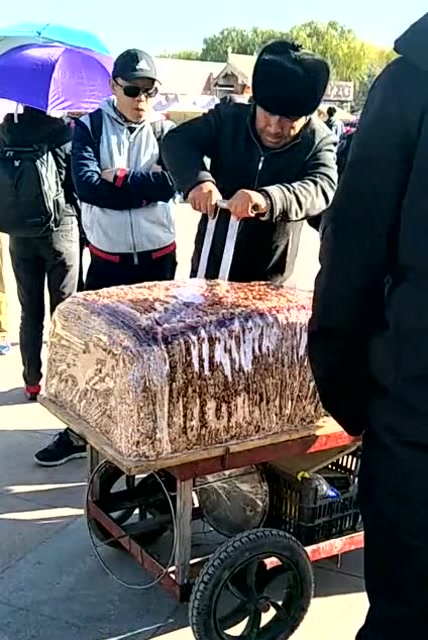 新疆大叔卖的切糕,绝对的真材实料,网友一刀下去就破产