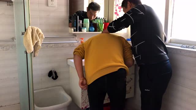 媳妇让老公帮她洗头发看看老公怎么做的