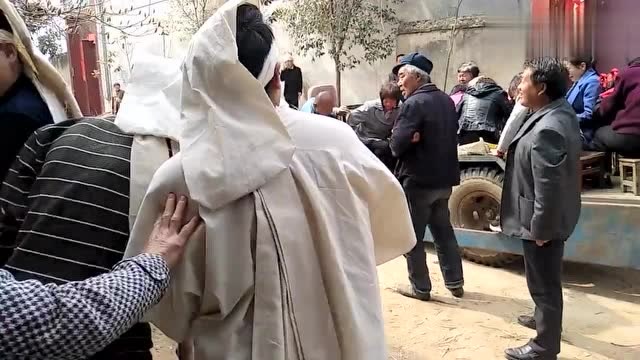 河南农村白事戴孝磕头迎娘舅场景