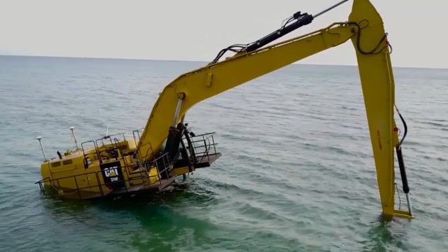 挖掘机在"海里"是怎样工作的?看完司机的操作,难怪工资这么高