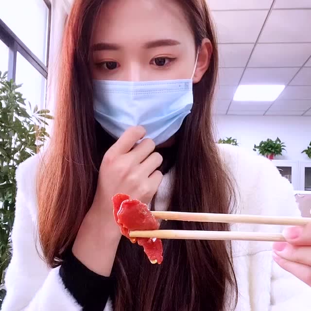 戴口罩吃饭的正确示范,小姐姐长这么好看,你这认真学了吗?