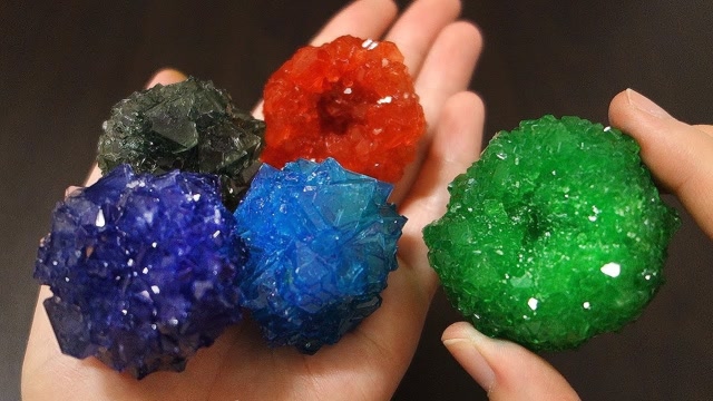 小伙用明矾晶体制作水晶,没想到还可以这样做,成品令众人惊艳!