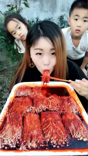 塞牙神器红油金针菇,妹子一嚼嘎嘎香,不行,有点上瘾了