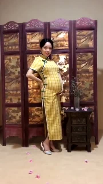 老婆怀孕7个月穿旗袍拍写真大肚子还蹦蹦跳跳的真是让人担心