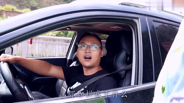 小伙开车没有违反交通规则,却被交警拦了下来,这到底为什么?